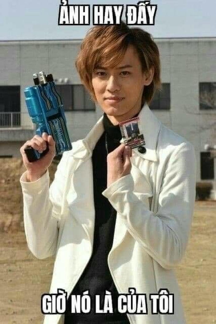Tay cầm súng meme hài