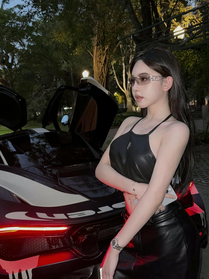 Trần Huyền Châu look hiện đại