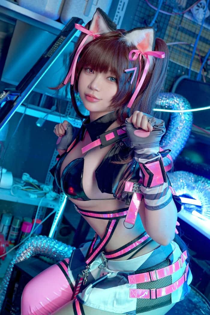 Zinie Quỳnh cosplay sexy và sang trọng