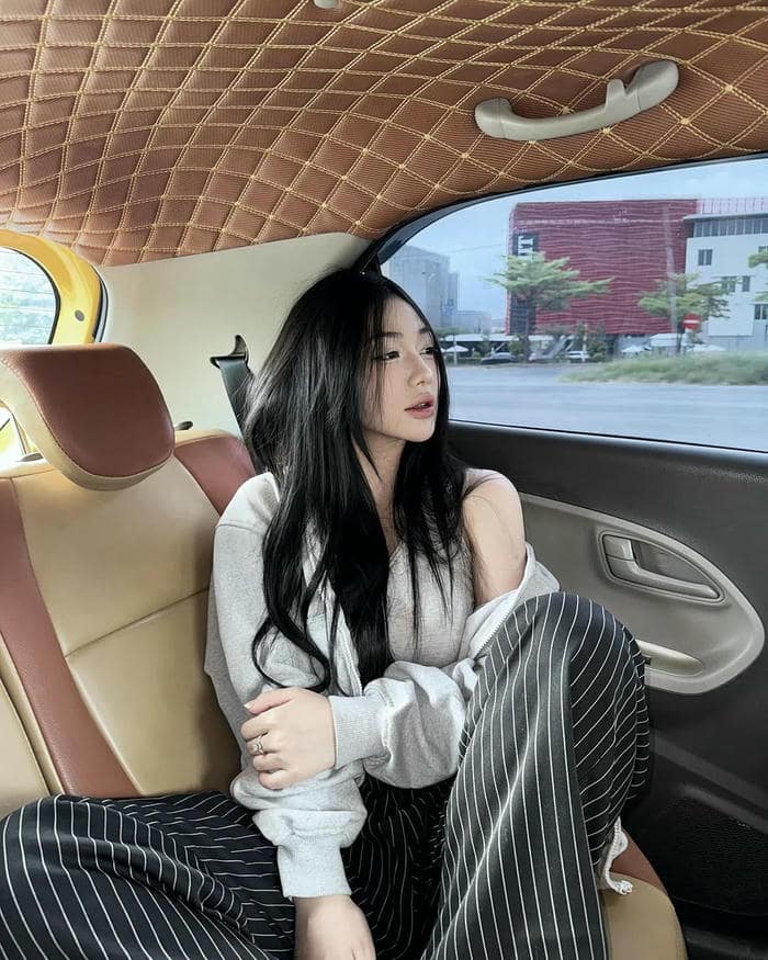 bộ hình thời trang Trần Hà Linh thanh lịch