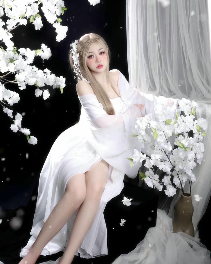 bộ lookbook Trần Hà Linh phong cách nữ tính