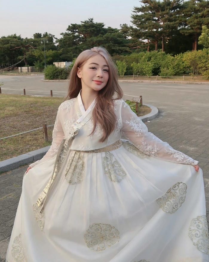 hình ảnh Trần Hà Linh dịu dàng và trẻ trung