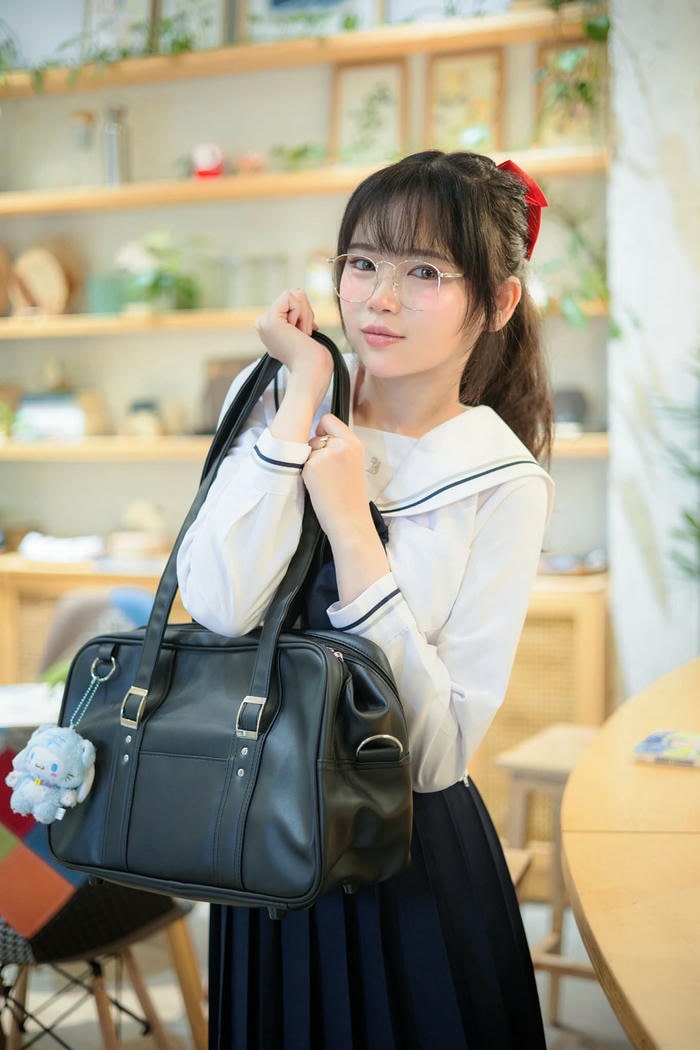 hình ảnh Zinie Quỳnh cosplay học sinh