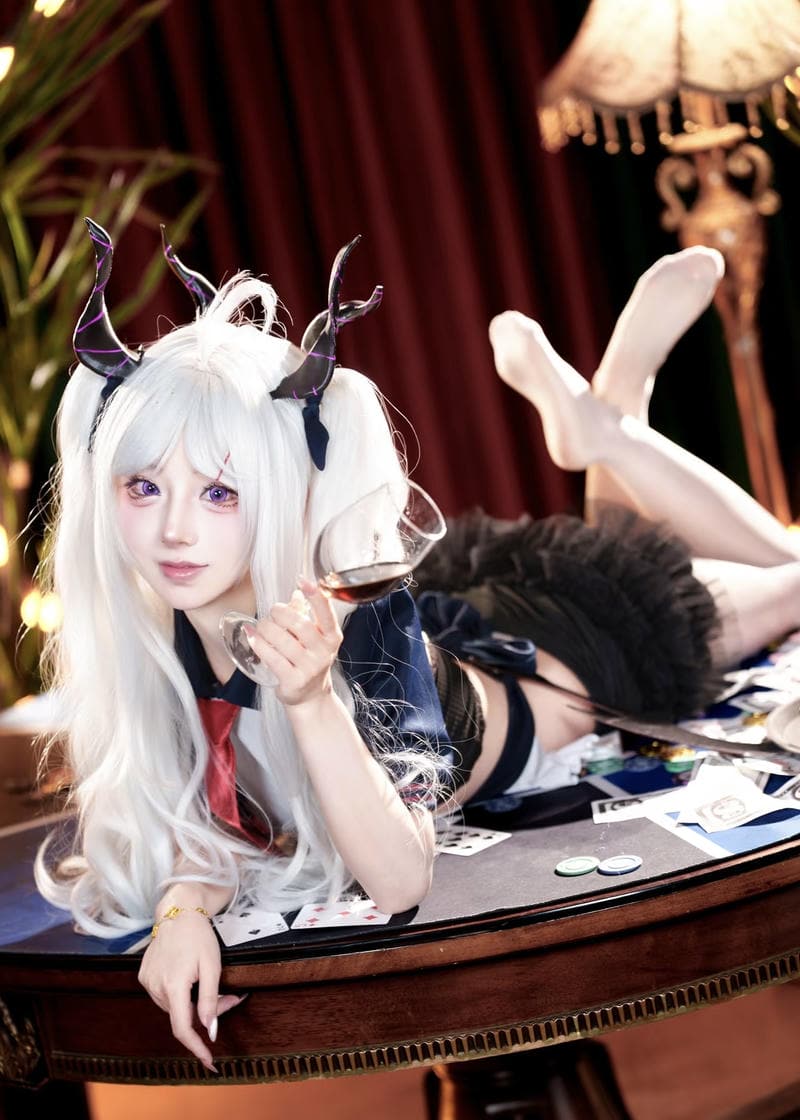 ảnh anime nữ cosplay góc chụp thẳng