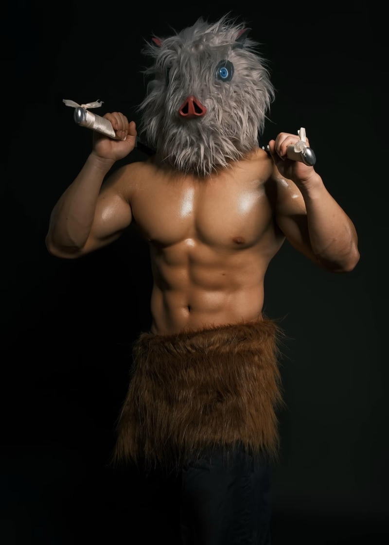 ảnh cosplay Inosuke Hashibira đeo mặt nạ