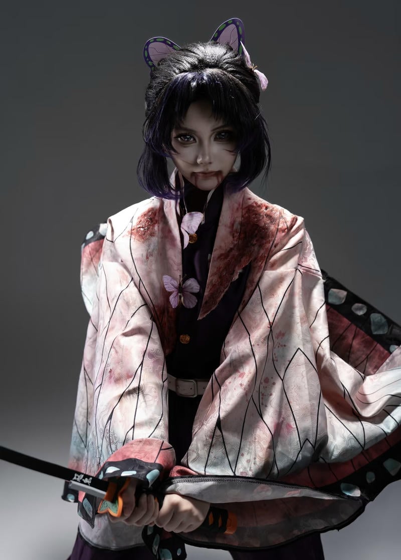ảnh cosplay Shinobu Kocho với phụ kiện kiếm