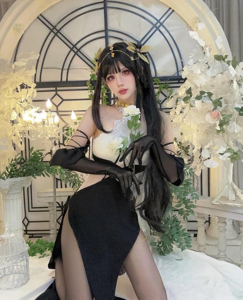 ảnh cosplay anime nữ tạo dáng gợi cảm