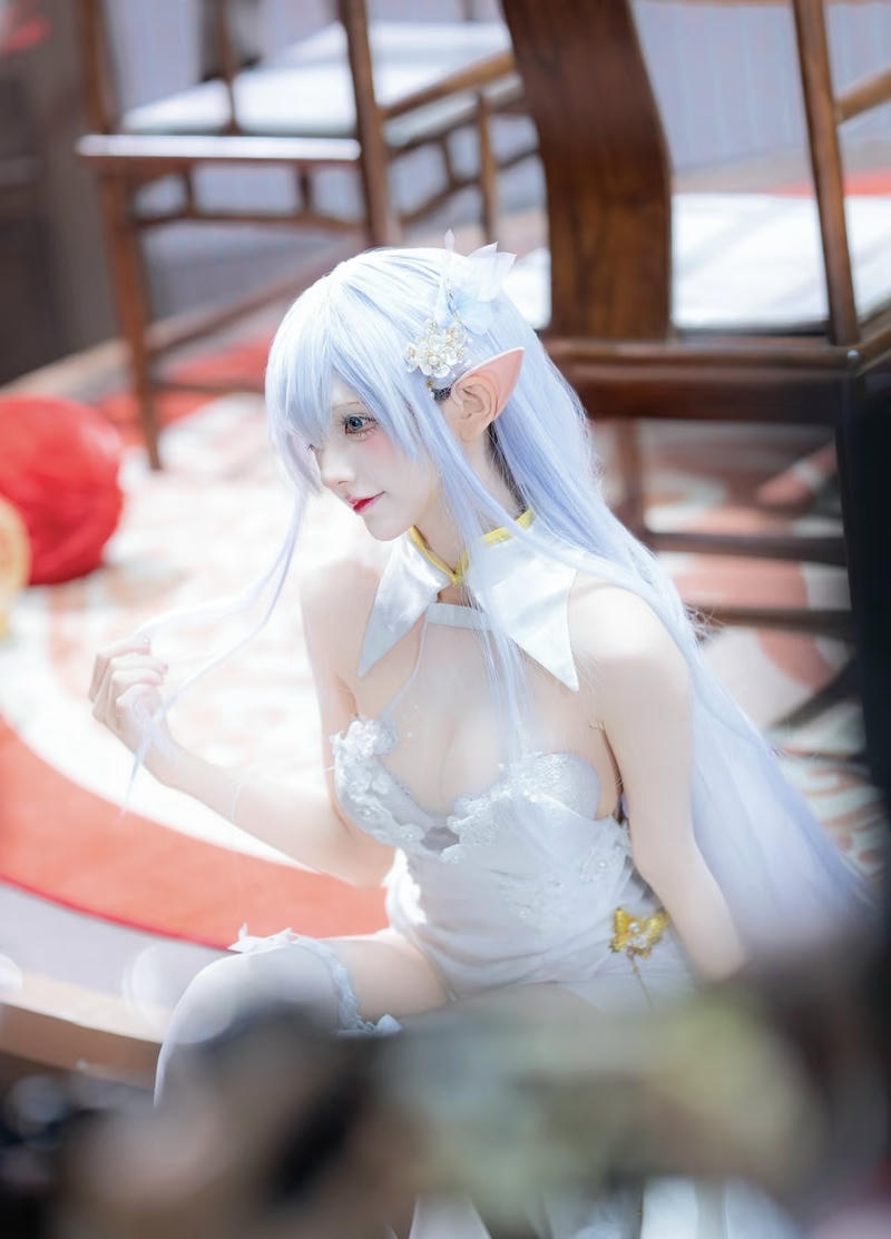 ảnh gái xinh cosplay với trang phục chỉn chu