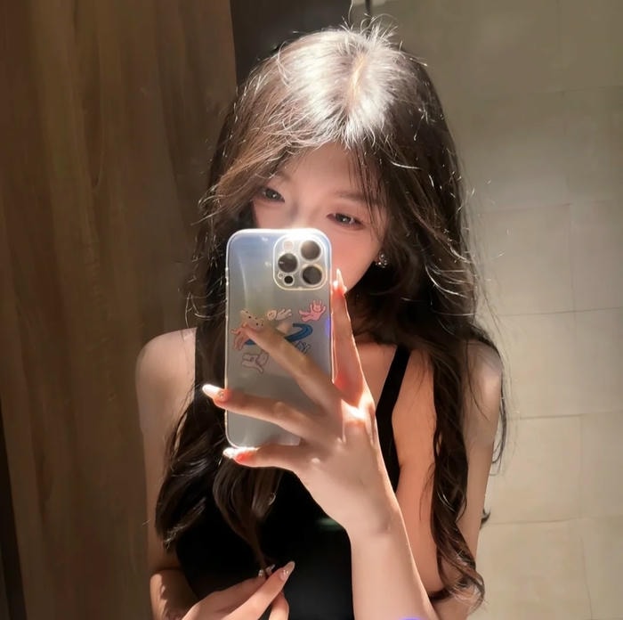 avatar nữ che mặt mang nét trầm lắng