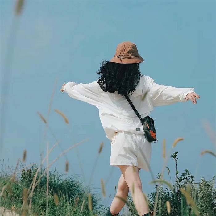 avatar nữ che mặt phong cách tối giản