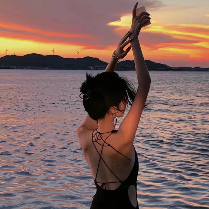 avatar nữ che mặt tạo cảm giác lạnh