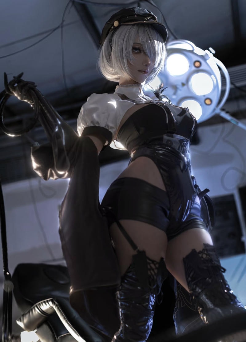 cô gái cosplay với biểu cảm cực ngầu