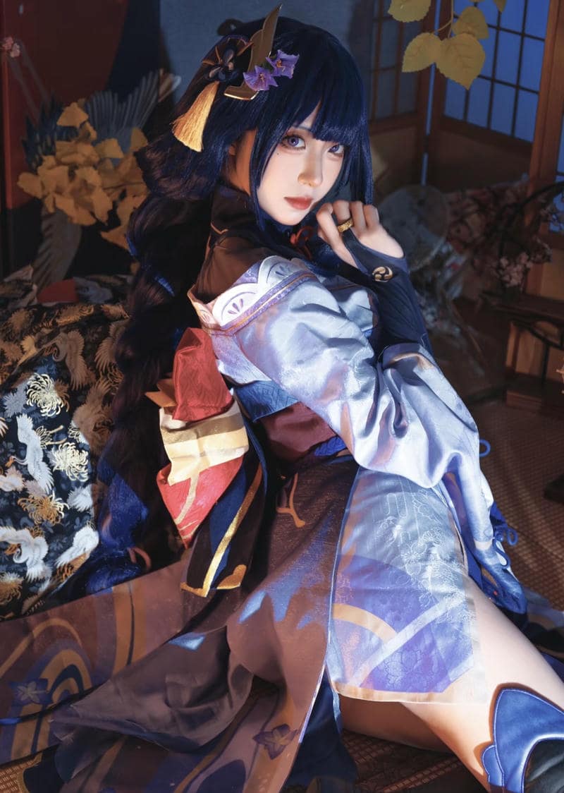 cô gái cosplay với trang phục nhiều chi tiết