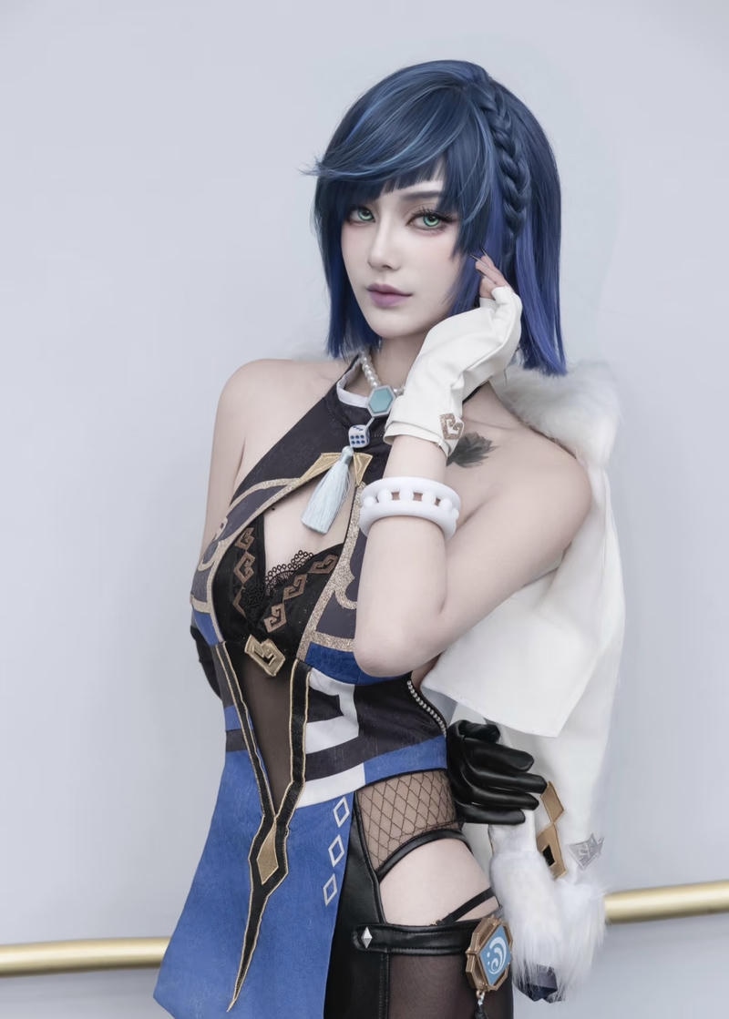 cô gái trẻ cosplay tạo dáng tự nhiên