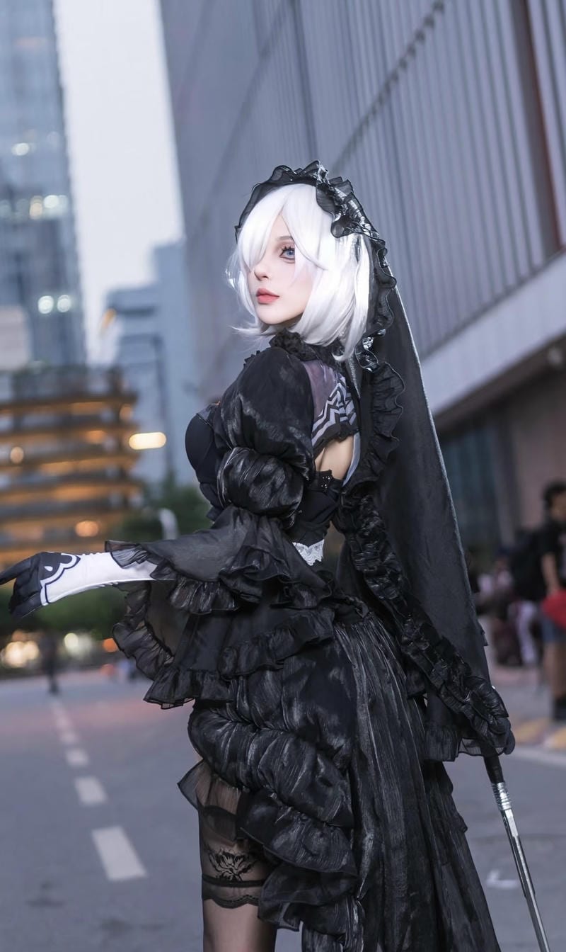 cô gái trẻ cosplay với biểu cảm nhẹ nhàng