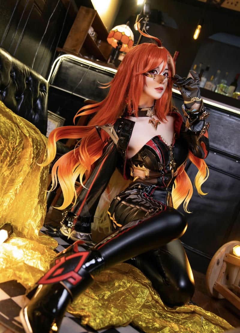 cô gái trẻ diện đồ cosplay chụp ảnh