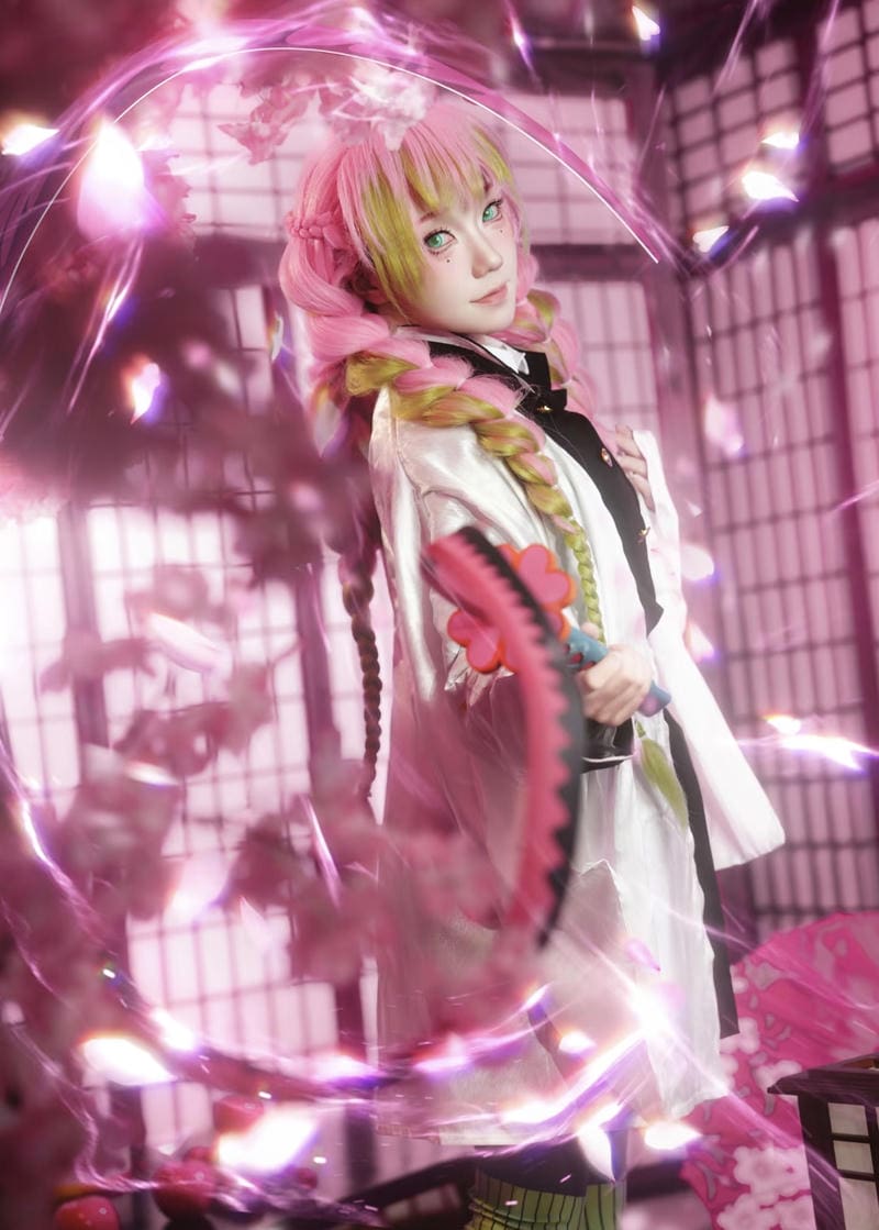 cosplay Mitsuri Kanroji đứng thẳng khung hình