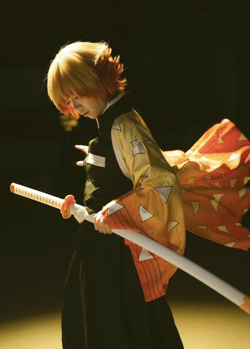 cosplay Zenitsu Agatsuma đứng giữa khung hình