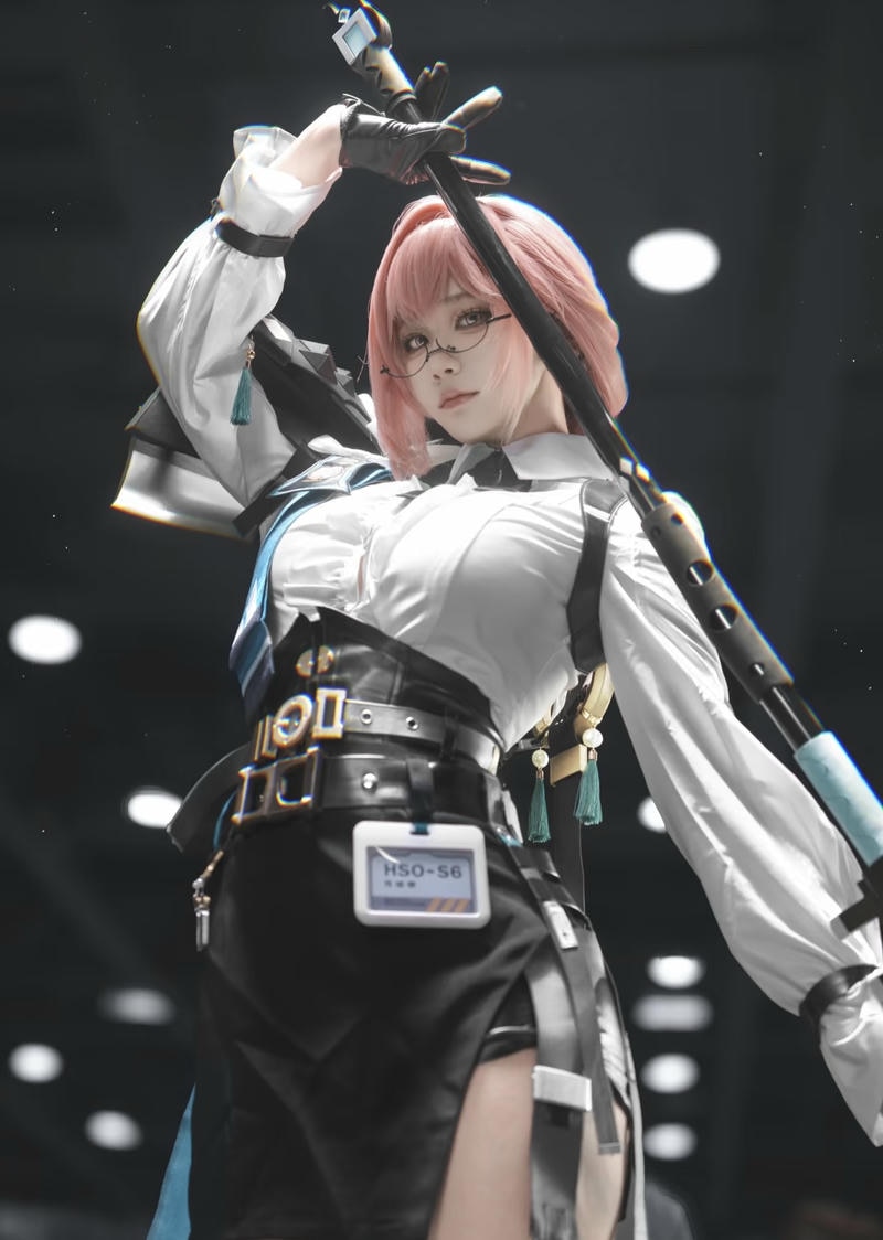 cosplay anime nữ tập trung chi tiết trang phục