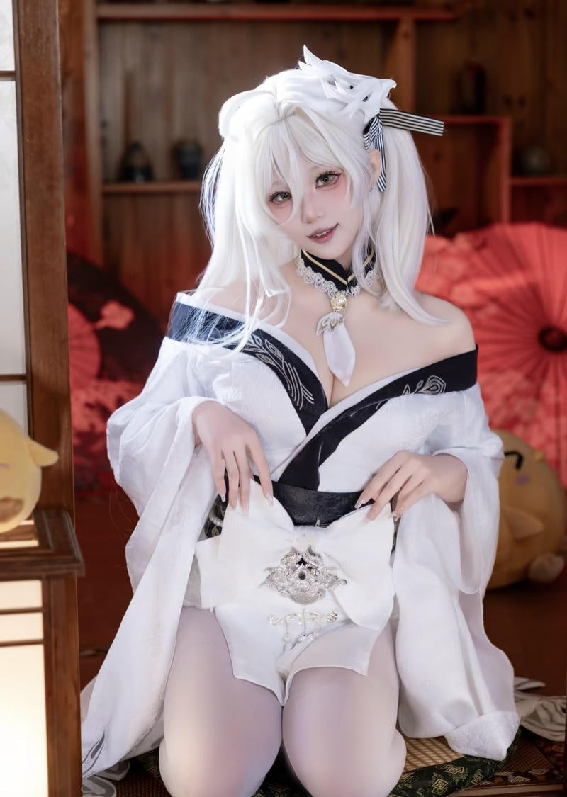 cosplay anime nữ với pose dáng quyến rũ