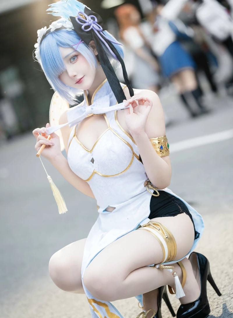 cosplay anime nữ với tạo dáng gợi cảm