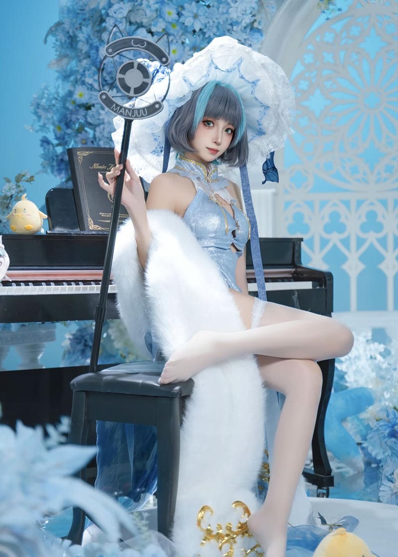 gái xinh cosplay với biểu cảm thoải mái