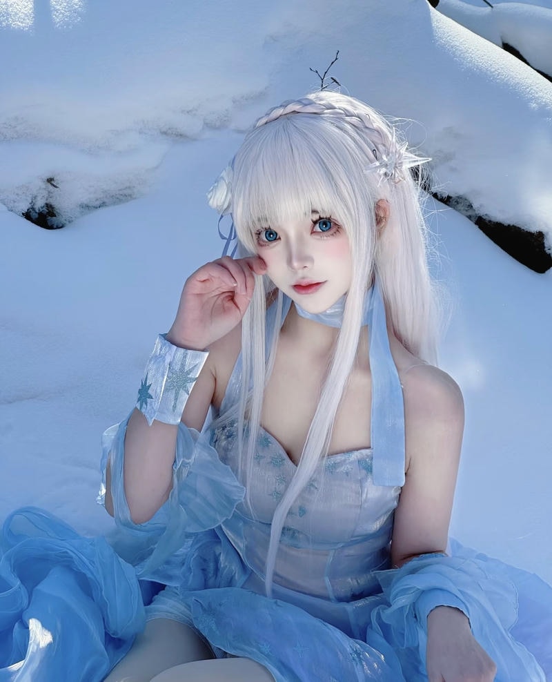 hình ảnh cô gái trẻ trong đồ cosplay