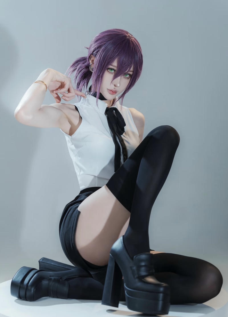 hình chụp cô gái trẻ trong đồ cosplay