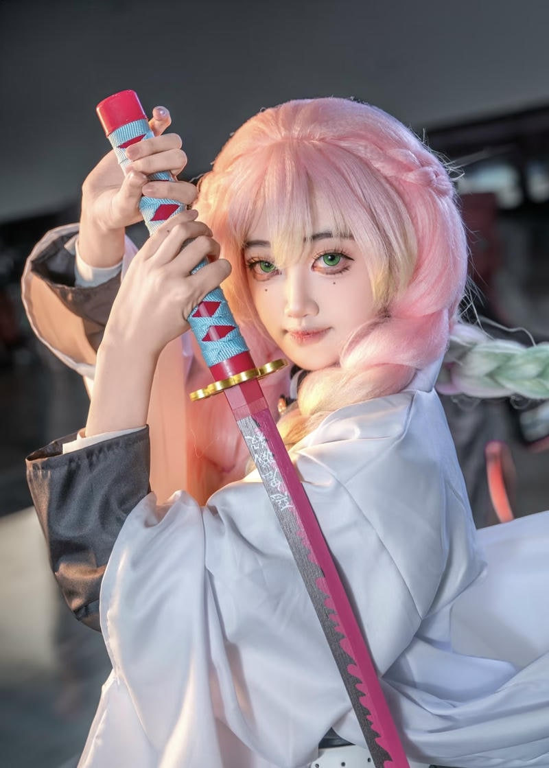 nhân vật Mitsuri Kanroji trong ảnh cosplay