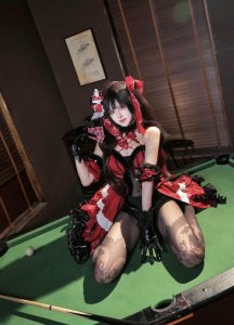 nhân vật anime cosplay tạo dáng quyến rũ