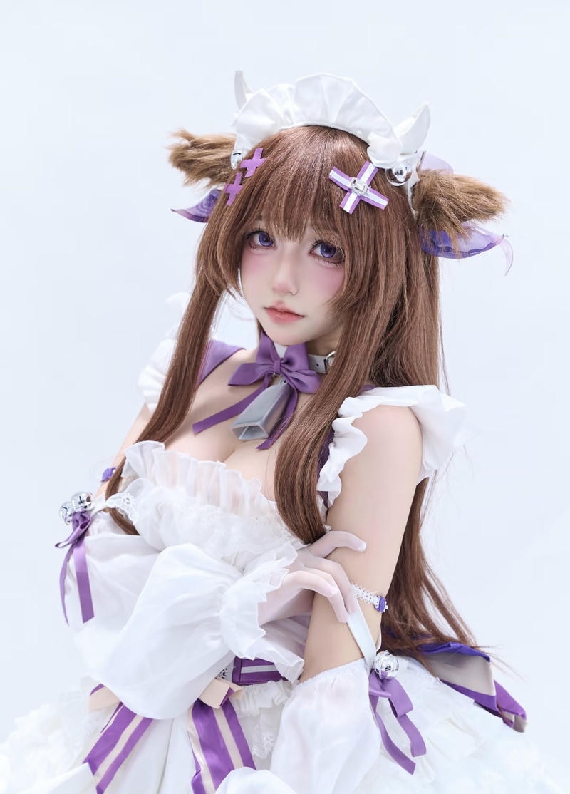 nhân vật anime cosplay với tạo hình gợi cảm