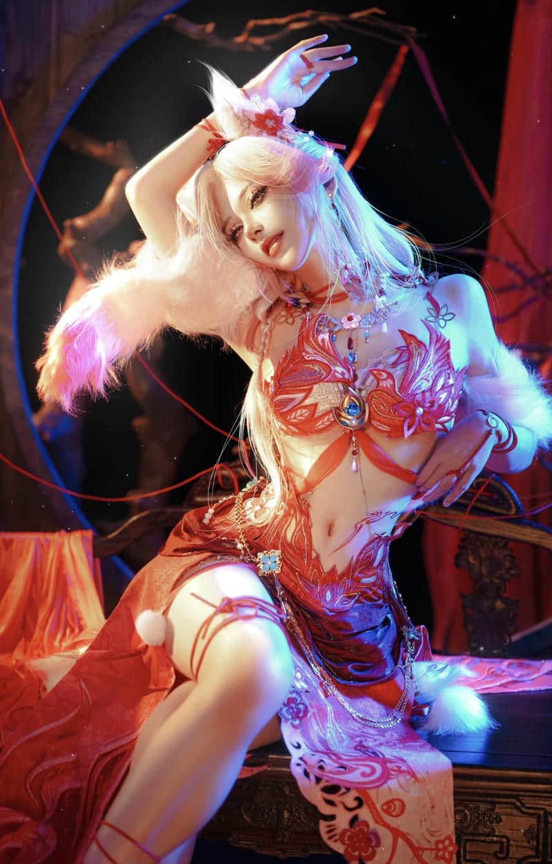 nhân vật anime cosplay với trang phục quyến rũ