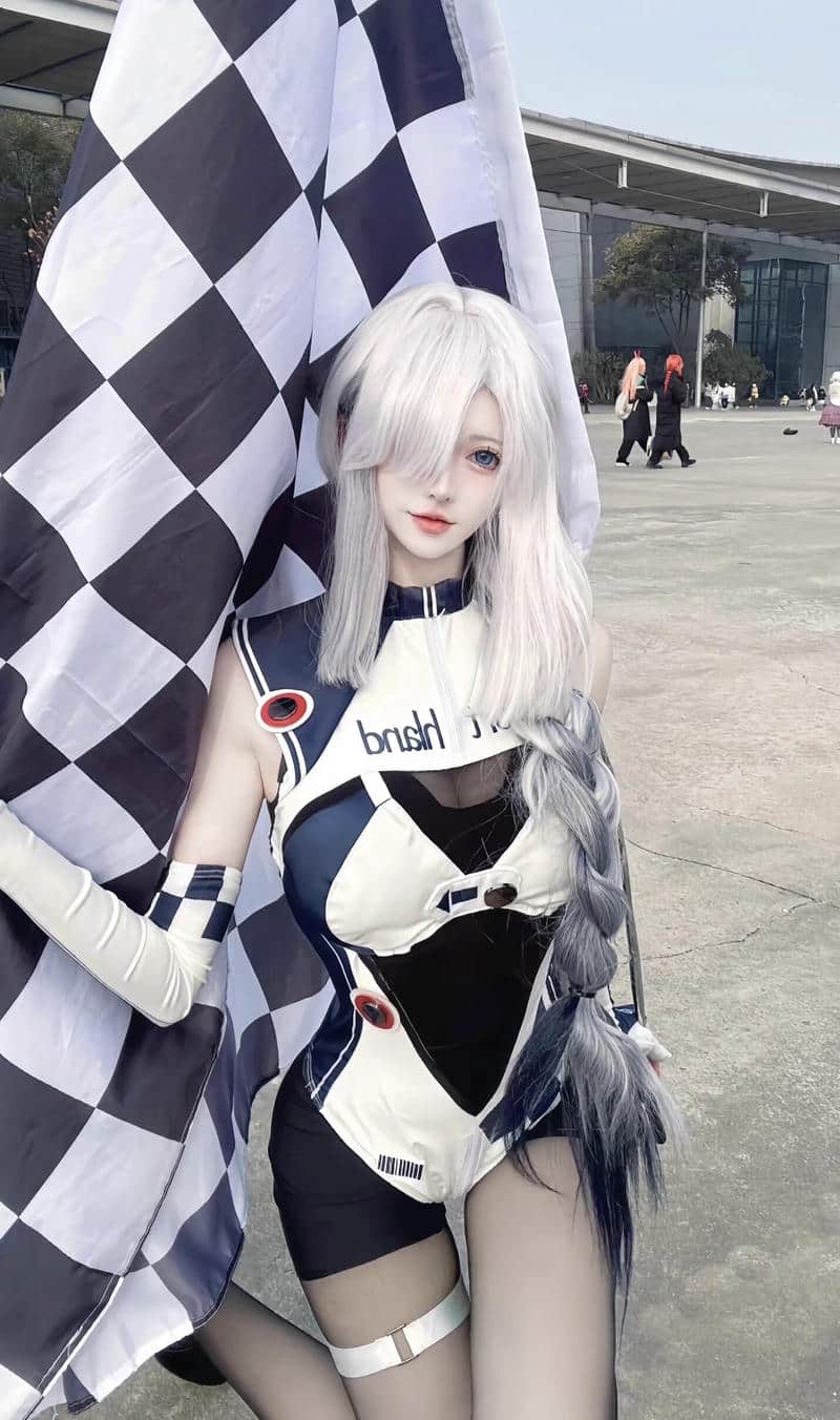 nhân vật anime nữ trong trang phục cosplay