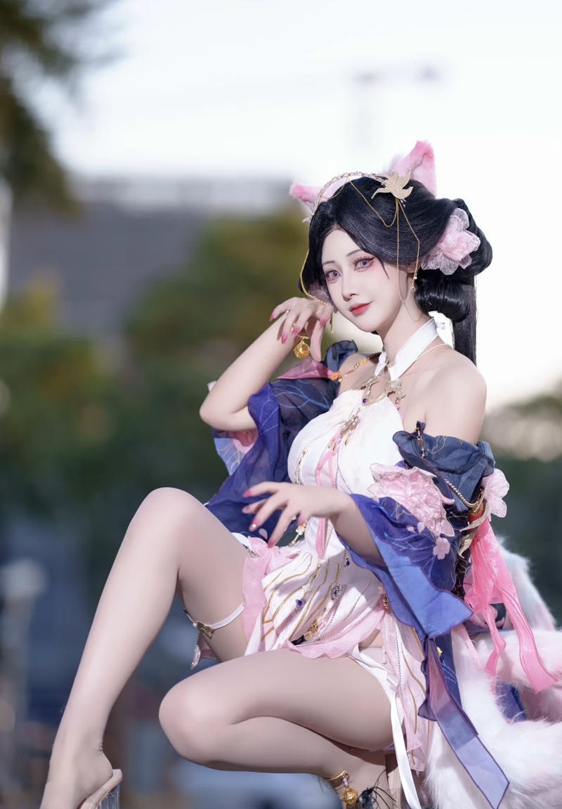 nhân vật cosplay anime với trang phục gợi cảm
