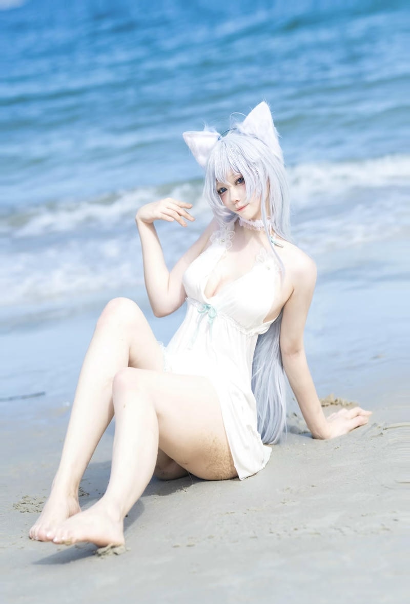 nhân vật cosplay anime với trang phục ôm dáng