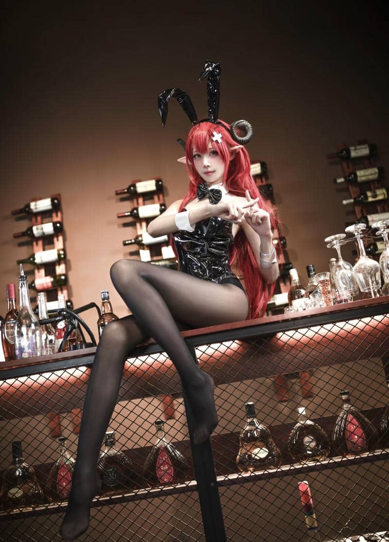 nhân vật nữ anime cosplay đứng trung tâm