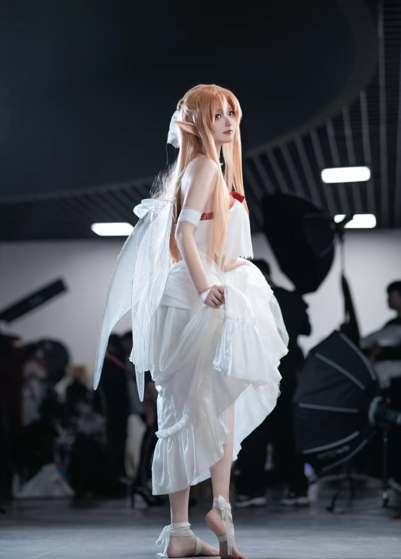 nhân vật nữ anime cosplay đứng yên