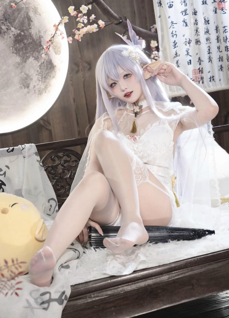 nhân vật nữ anime cosplay với phụ kiện