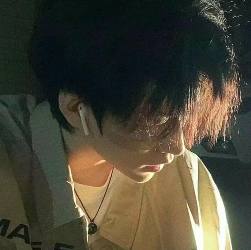 phong cách tối giản avatar đẹp cho nam