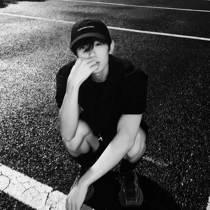 tâm trạng thấp với avatar đen buồn