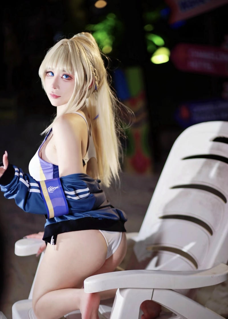 tạo dáng cosplay anime nhấn đường cong