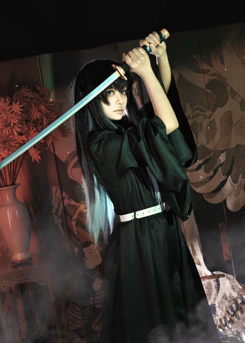 tạo dáng lạnh lùng đúng tinh thần phim demon slayer