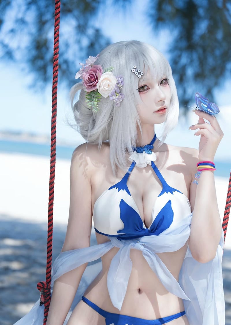 vẻ gợi cảm pha nét anime trong bộ bikini