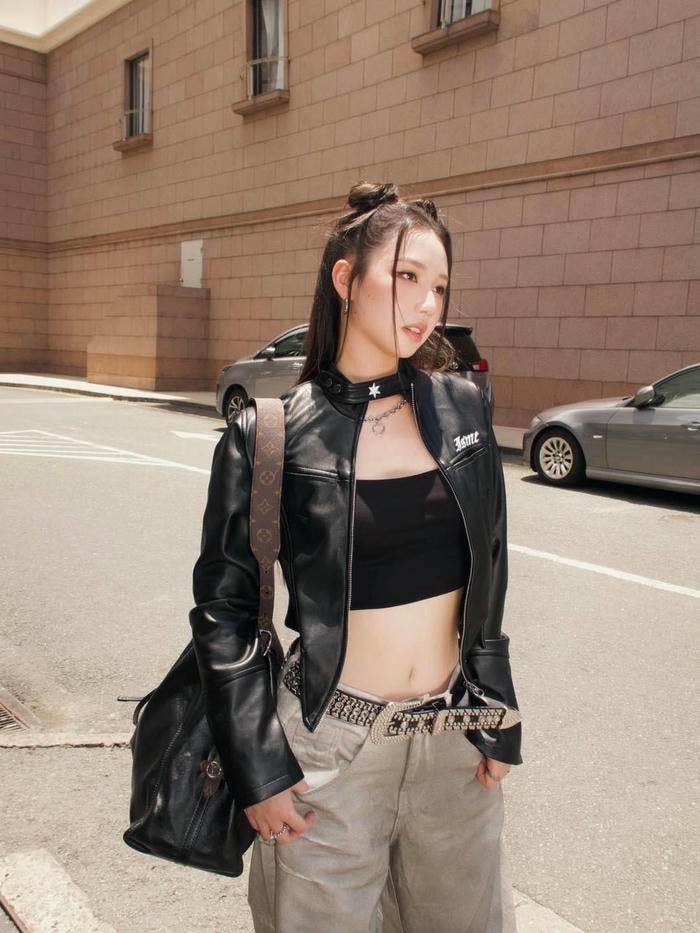 Amee sexy trong chiếc áo đen dài bí ẩn cuốn hút