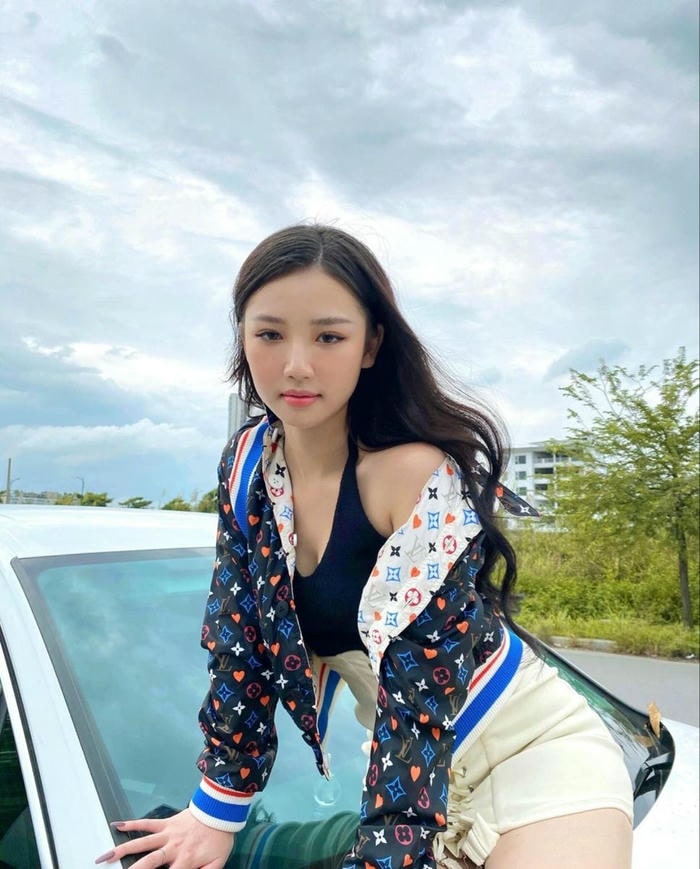 Ảnh Amee váy trắng phong cách sexy nhẹ