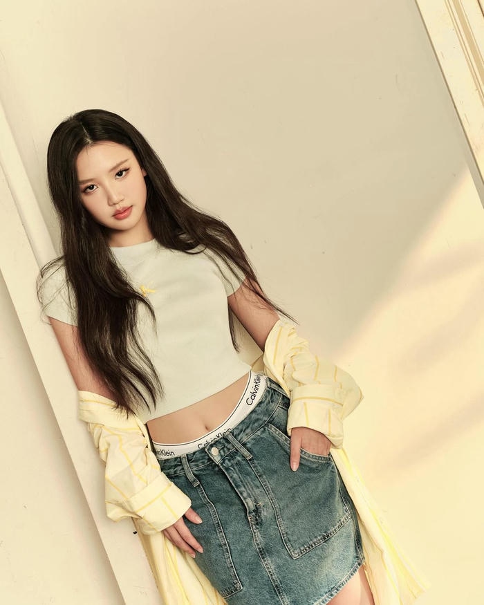 Ảnh Amee váy xanh phong cách nữ tính hiện đại