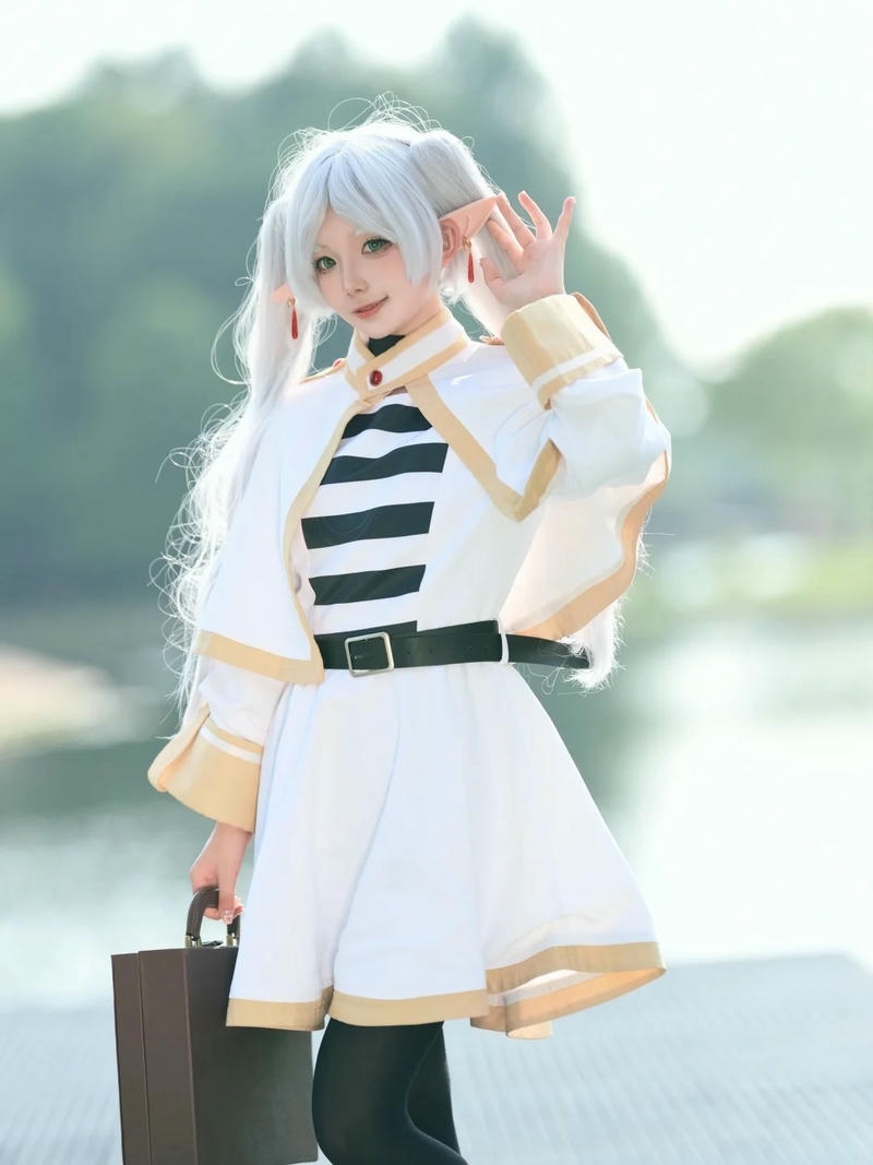 Ảnh cosplay frieren thể hiện nhân vật elf