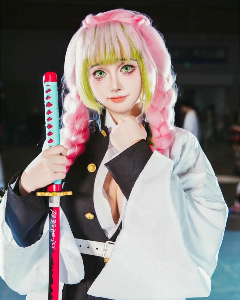 Ảnh cosplay mitsuri thể hiện chi tiết trang phục