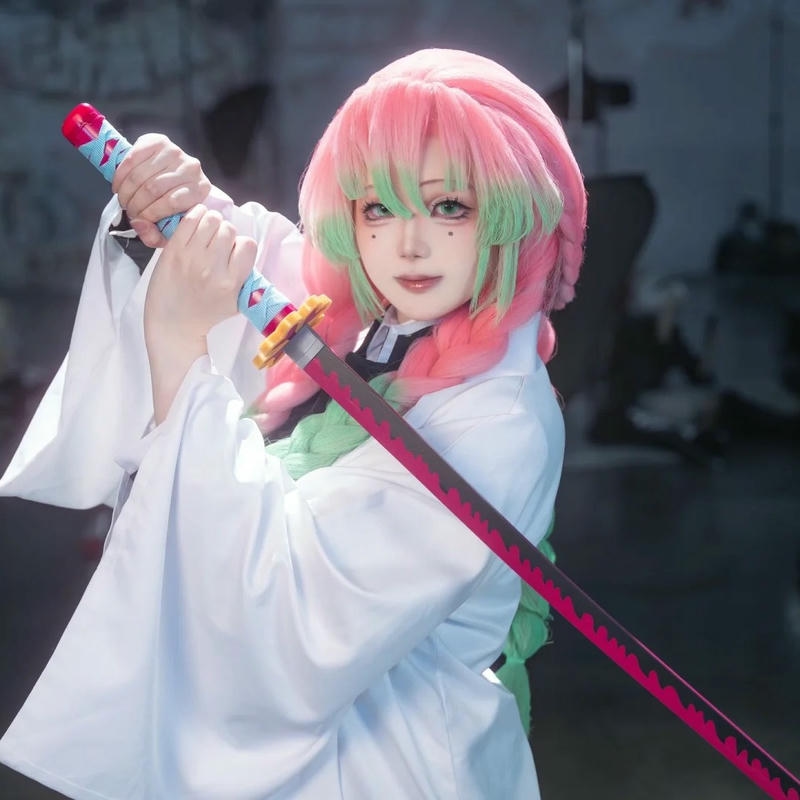 Ảnh cosplay mitsuri thể hiện trang phục đặc trưng