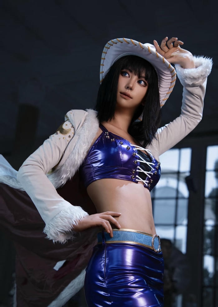 Ảnh cosplay robin tái hiện nhân vật với trang phục đặc trưng